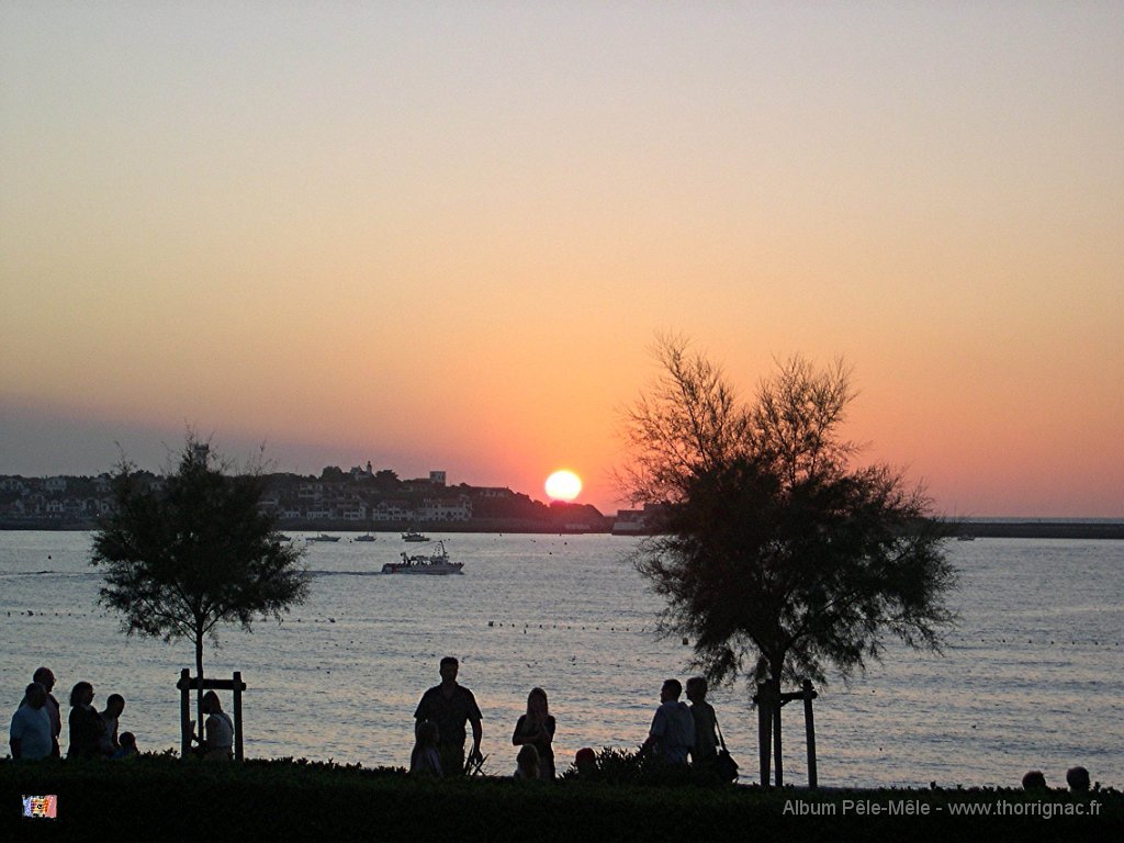 St Jean ete 05 002.JPG - Coucher de soleil sur Socoa depuis Saint Jean de Luz -Août 2005          